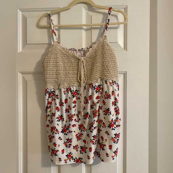 Cute spring top ! - Picture 2 of 4